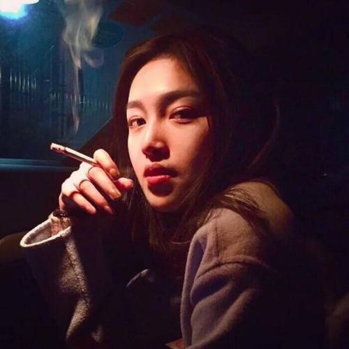 御姐头像女生抽烟图片