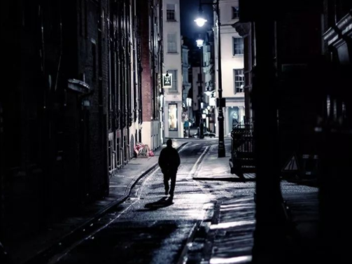 晚上一个人在大街图片图片